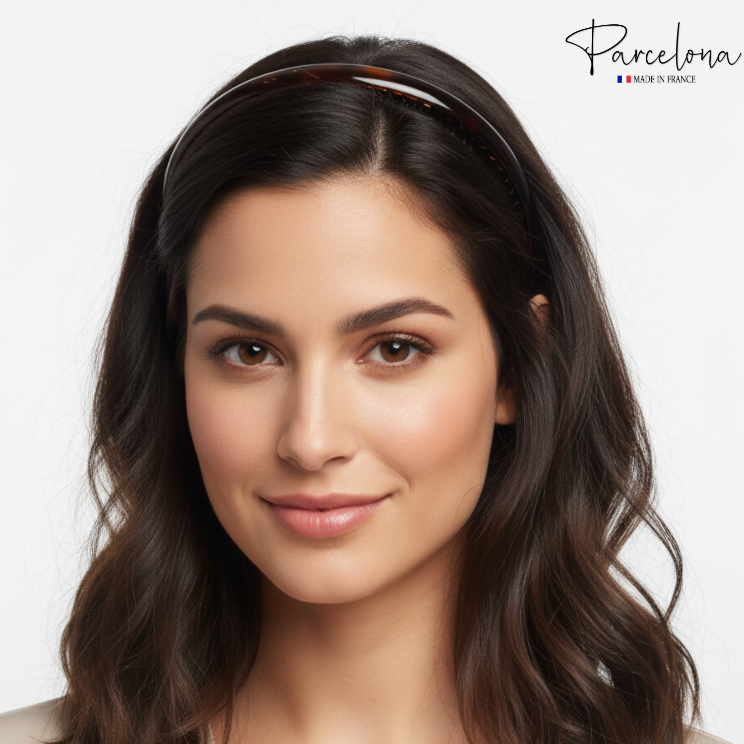 Woman with wavy hair wearing a headband against a white background, with 'Parcelona' branding.