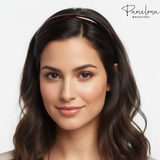 Woman with wavy hair wearing a headband against a white background, with 'Parcelona' branding.