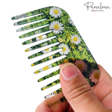 Hair comb with floral design held by a hand, brand 'Parcelona' visible