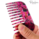 Pink floral hair comb held by a hand with 'Parcelona' branding.